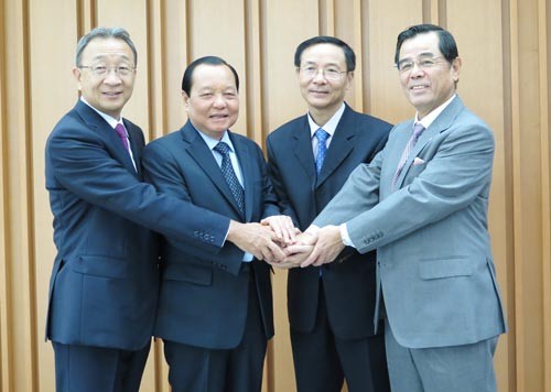 HCMC Party Committee Secretary Le Thanh Hai (2nd, L) and leaders from the Vietnam – Japan Economic Committee (Photo: SGGP)